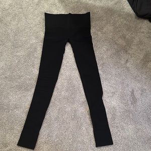 Maternity stretch leggings by Blanqi